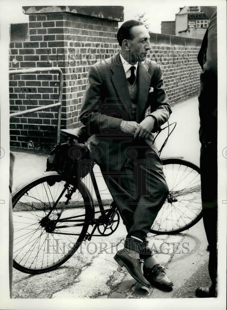 1958 Tube driver Mr. Thomas Doubtfire Head Of Dtrike Committee - Historic Images