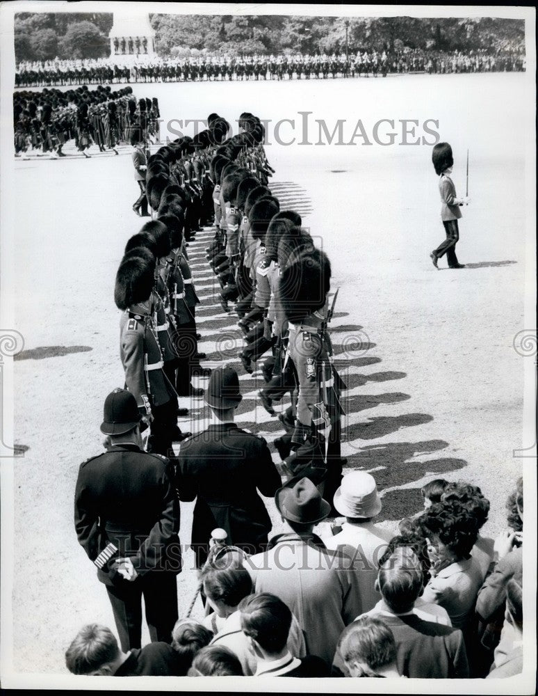 1961 Press Photo Guardsmen Rehearse For Ceremony Marking Queen's Birthday - Historic Images