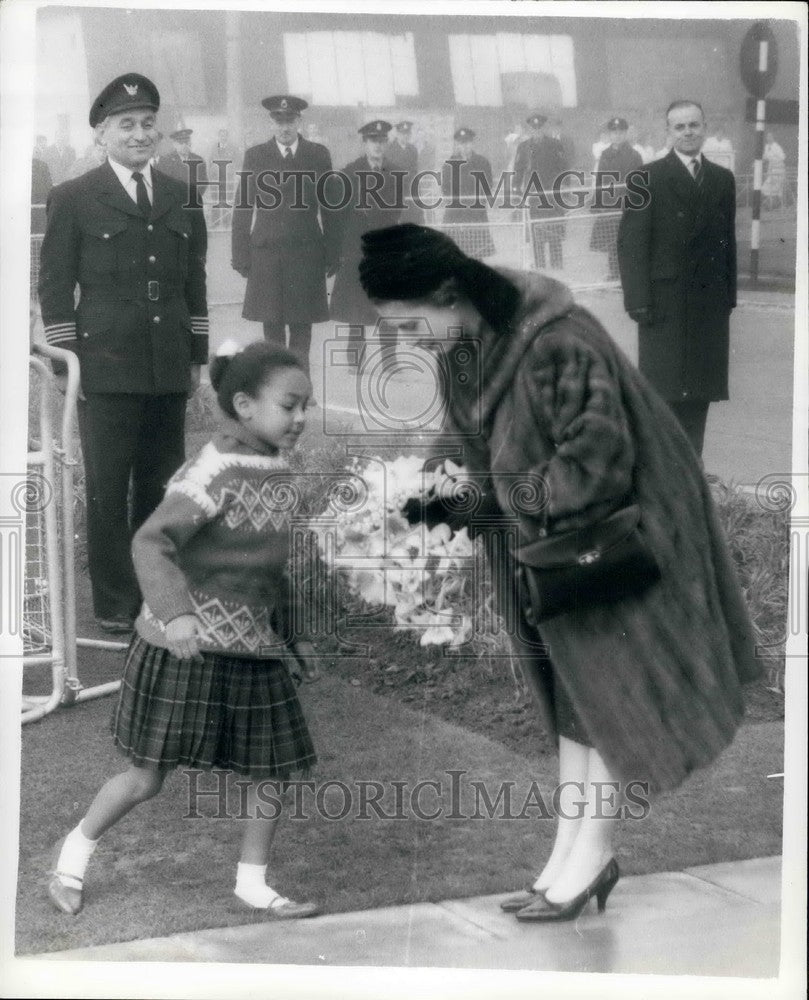 1961 Press Photo Queen Receives A Bouquet From Six Year Old Pearl Acquate-Historic Images