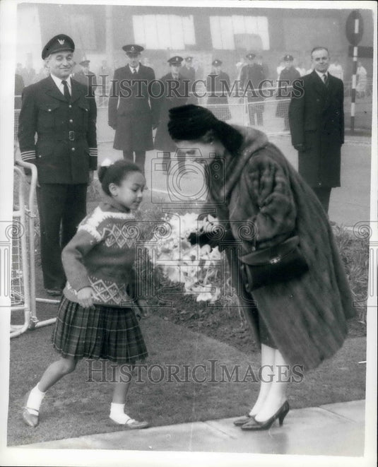 1961 Press Photo Queen Receives A Bouquet From Six Year Old Pearl Acquate-Historic Images