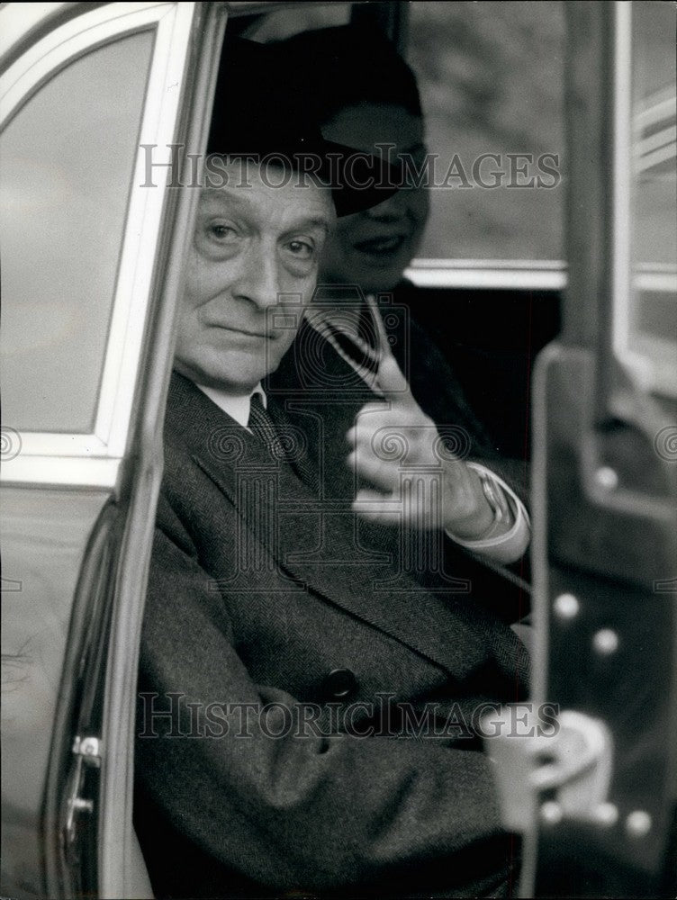 Press Photo President Segni Takes Walk After Long Illness - Historic Images