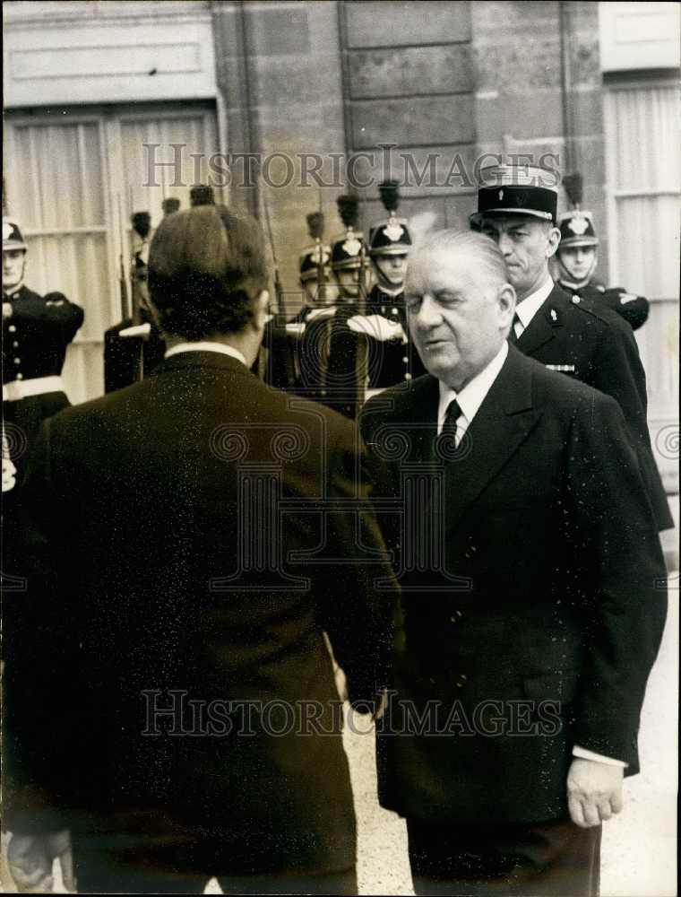 1974 Press Photo Alain Poher Welcomed to Elysee Palace by Edouard Balladur - Historic Images