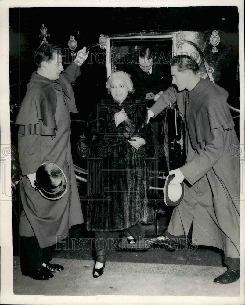 1954 Mrs. Pandit India High Commissioner Arrives Buckingham Palace - Historic Images