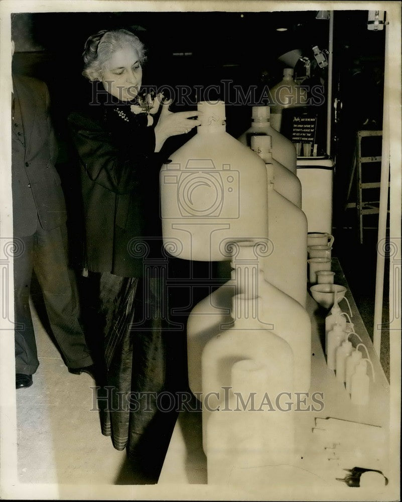 1955, Vijaya Lakshmi Pandit High Commissioner India Olympia Exhibit - Historic Images