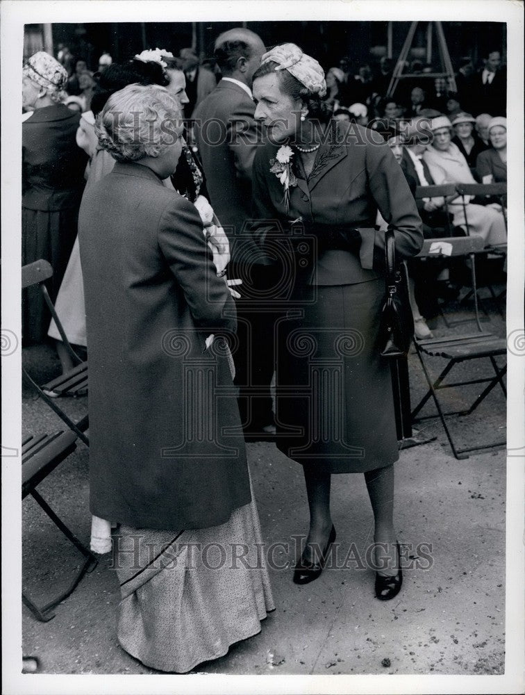 1959 Press Photo Lady Mountbatten Speaks To Mrs. Pandit - KSB36513-Historic Images