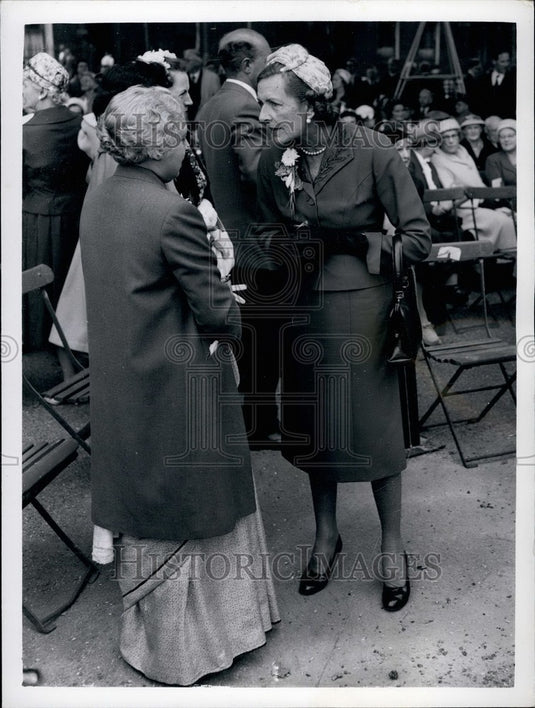 1959 Press Photo Lady Mountbatten Speaks To Mrs. Pandit - KSB36513-Historic Images