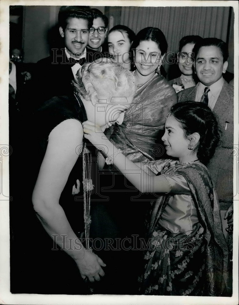 1955 Press Photo Vijaya Lakshmi Pandit India High Commissioner Kumkum Biswas-Historic Images