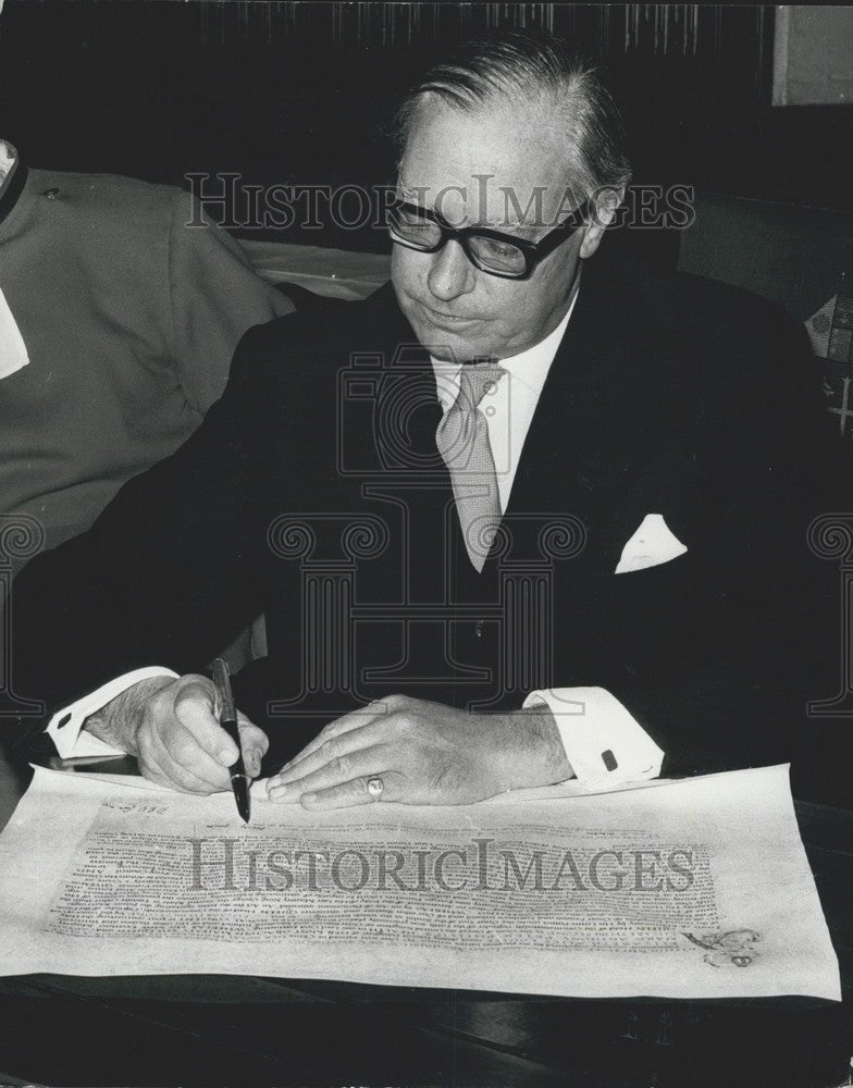 1973 David Carey Signs The Marriage License For Princess Anne - Historic Images