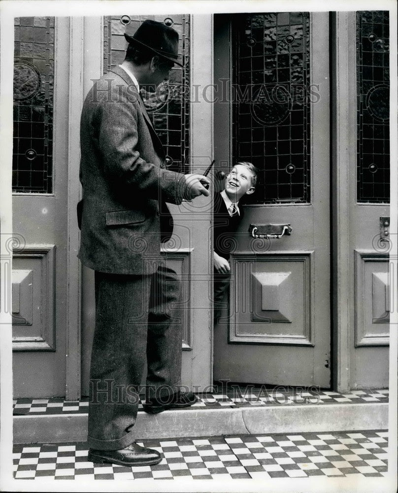 1957 Press Photo Edward Eisner Welcomes Chris Powell Home Kilburn Olympia-Historic Images