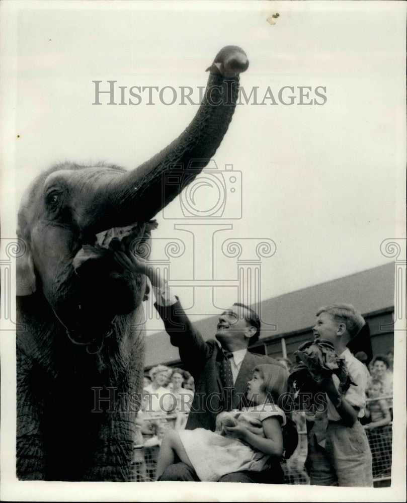 1957 Chris Powell Escorts Youngsters Zoo Chessington Daily Sketch - Historic Images