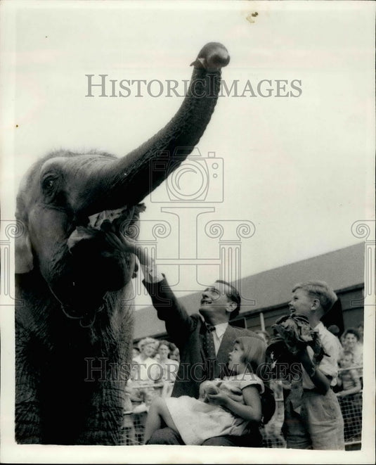 1957 Chris Powell Escorts Youngsters Zoo Chessington Daily Sketch - Historic Images
