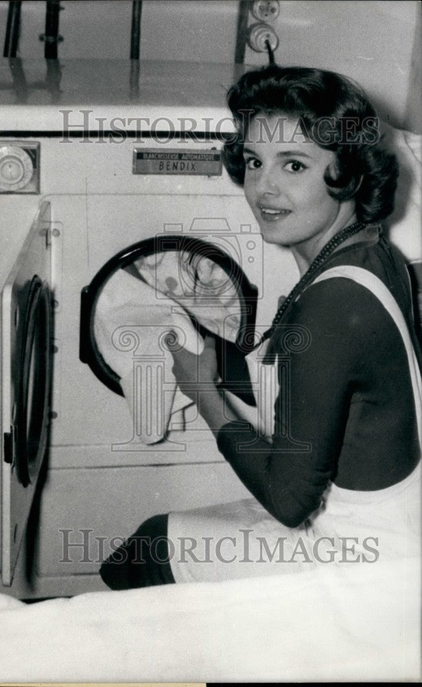 1957 Press Photo Rossana Podesta, The Famous Italian Screen Star, Washing - Historic Images