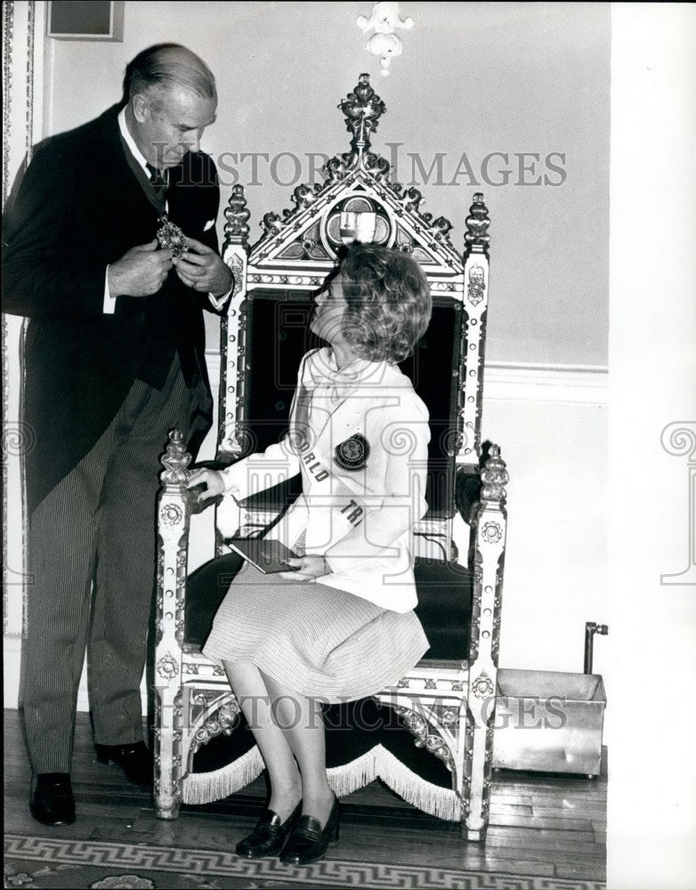 1976 Betty Lauerman meets Lord Mayor of London - Historic Images