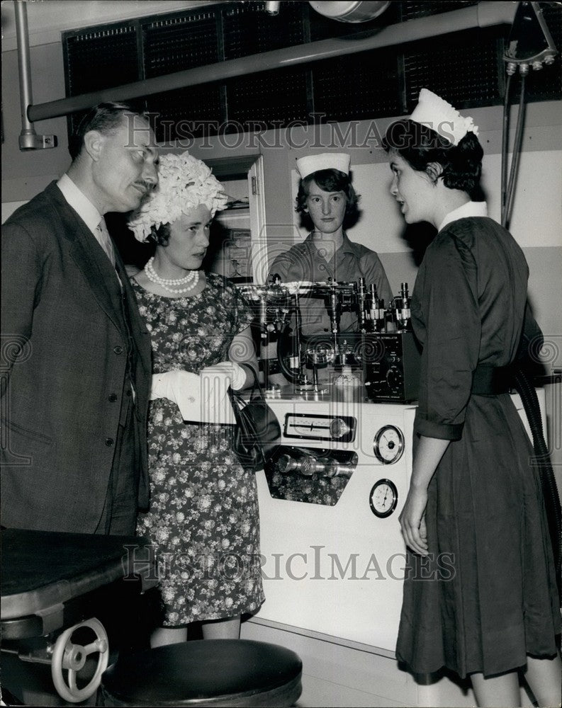 1963 Press Photo Minister of health ,Knoch Pelell & nurses at hospital opening-Historic Images
