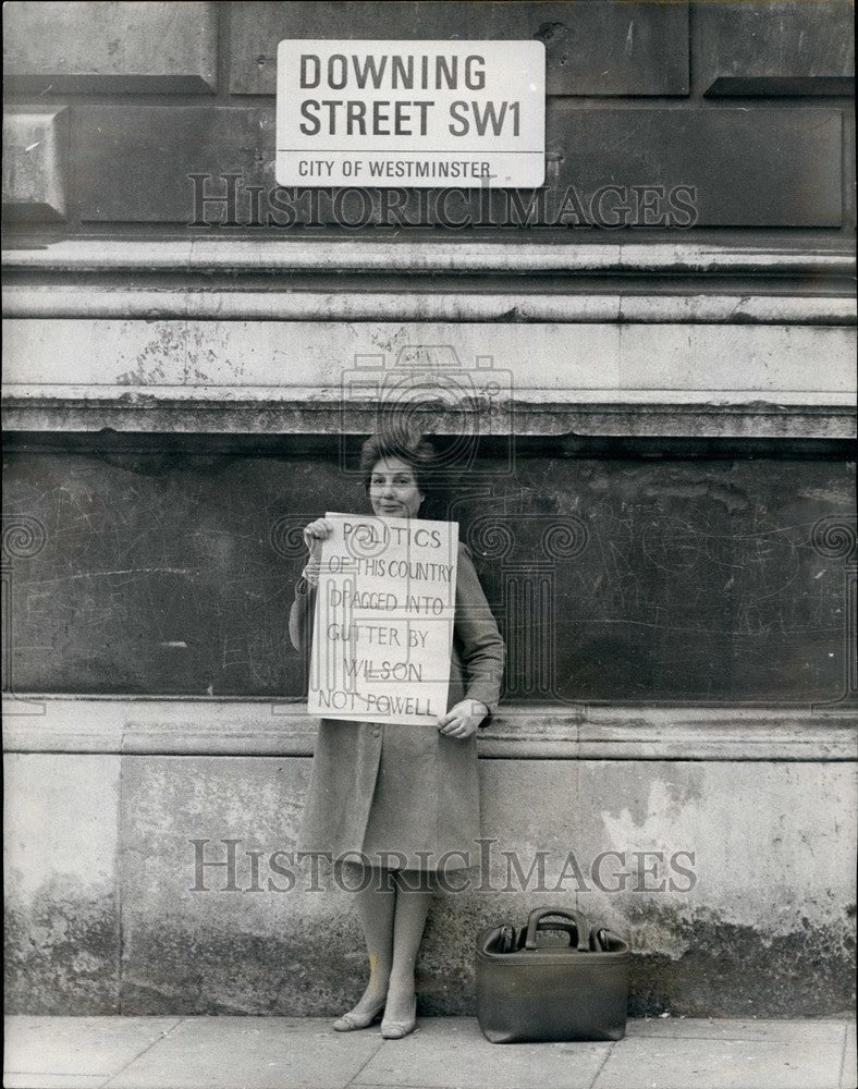 1968 Press Photo Money crisis demonstrator with her sign - Historic Images