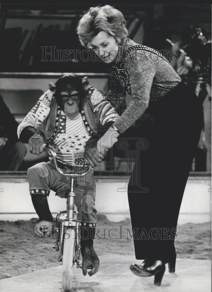 Press Photo Actress Lilli Palmer doing a number with Chimpansee Fuzzi-Historic Images