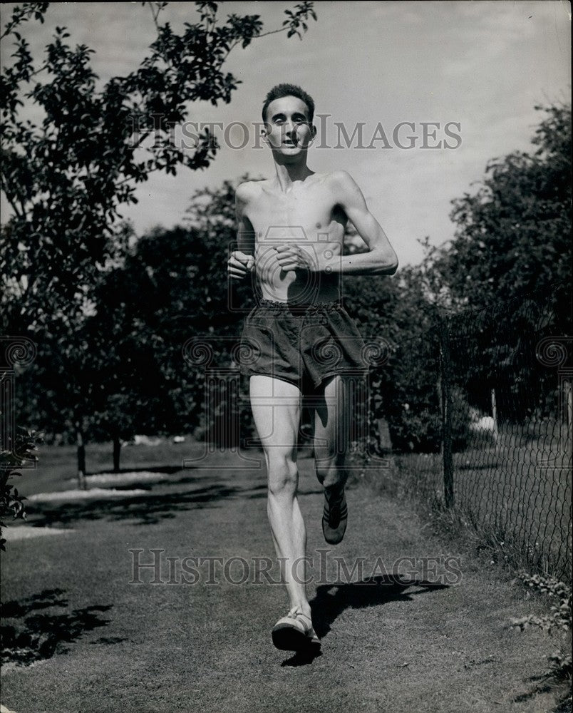 Press Photo Gordon Pirie ,track runner training - KSB37195 - Historic Images