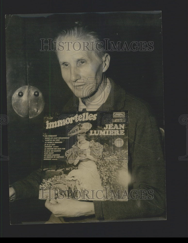 1967, Singer Jean Lumiere showing his disc. - KSB37273 - Historic Images