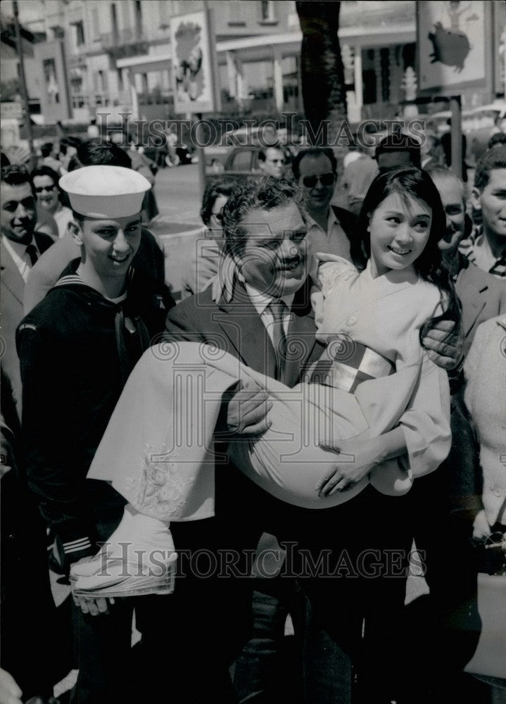 1959 Press Photo Japanese actress Hitomi Nozoe & Italian actor Folco Lulli. - Historic Images