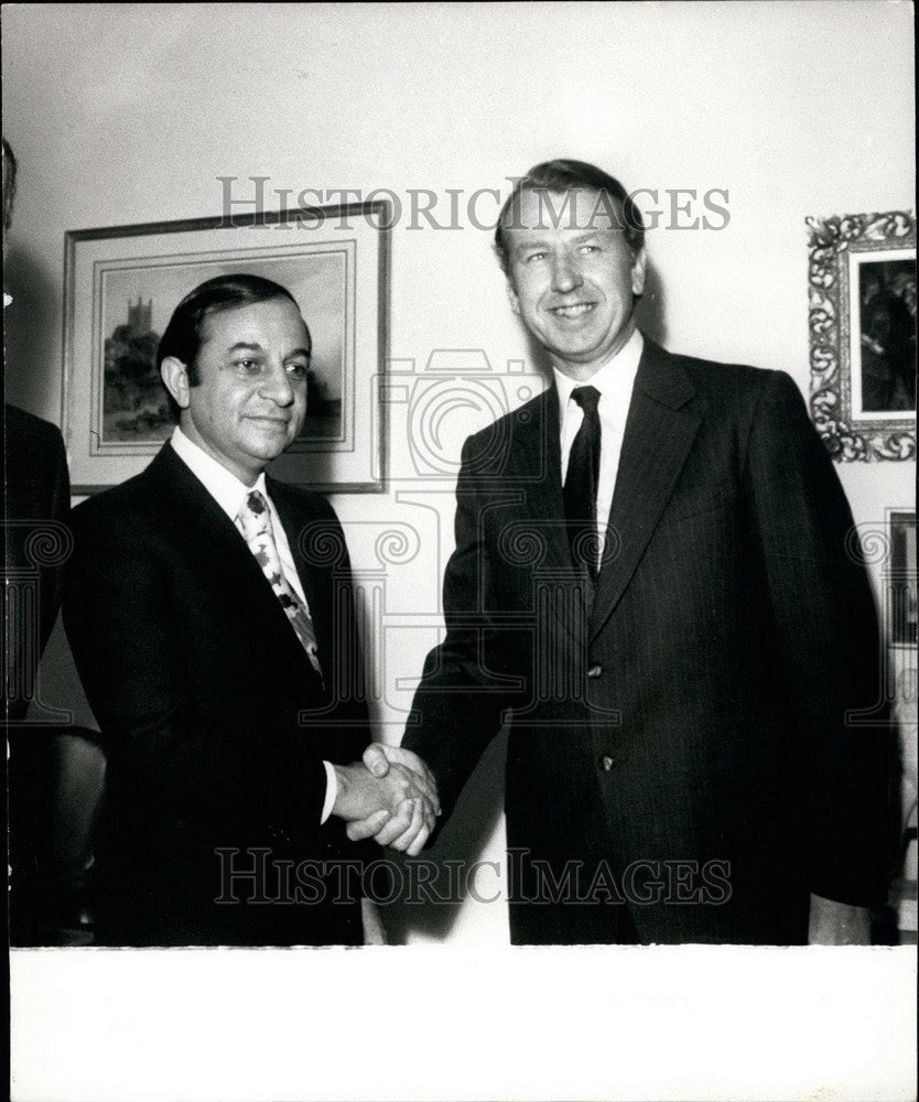 1973 Press Photo The Iranian Minister of EconomyHushang Ansary&Peter Walker - Historic Images