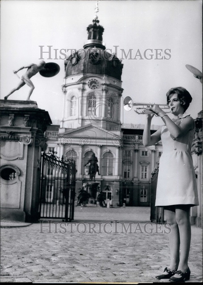 1971 Press Photo Carole Reinhart Youngest Female World Class Trumpeter Berlin - Historic Images