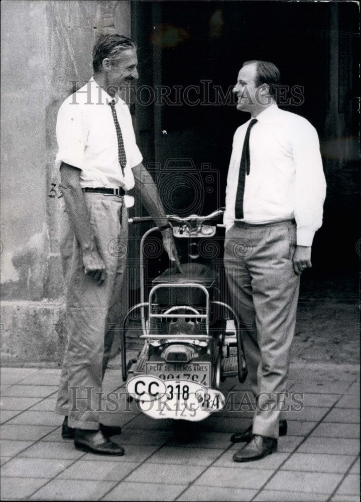 1964 Press Photo Vincent Pickenpack from Argentina, Dr. Rems & old scooter-Historic Images