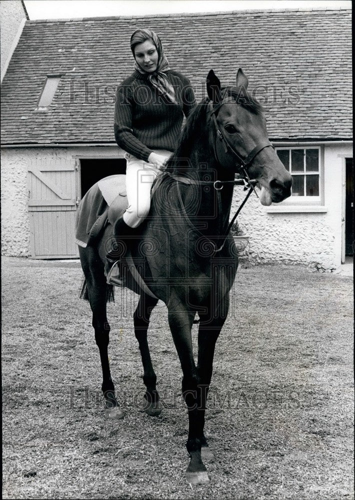 1977 Television Newscaster Angela Rippon taking on Horse Racing - Historic Images