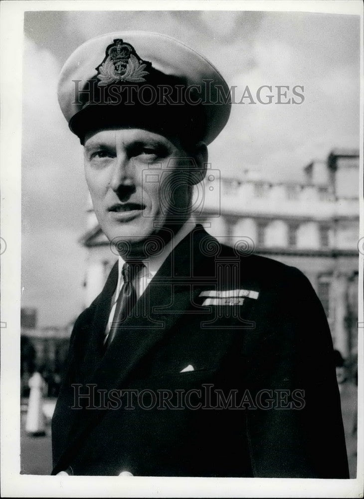 Press Photo Lt Cmdr B.F.P. Samborne, R.N.,Britain's st atomic sub command - Historic Images