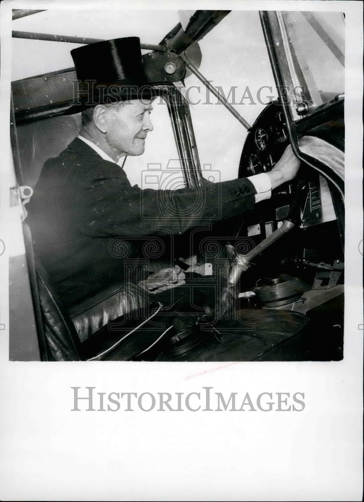 1957 Peter Reiss flies to work in London - Historic Images