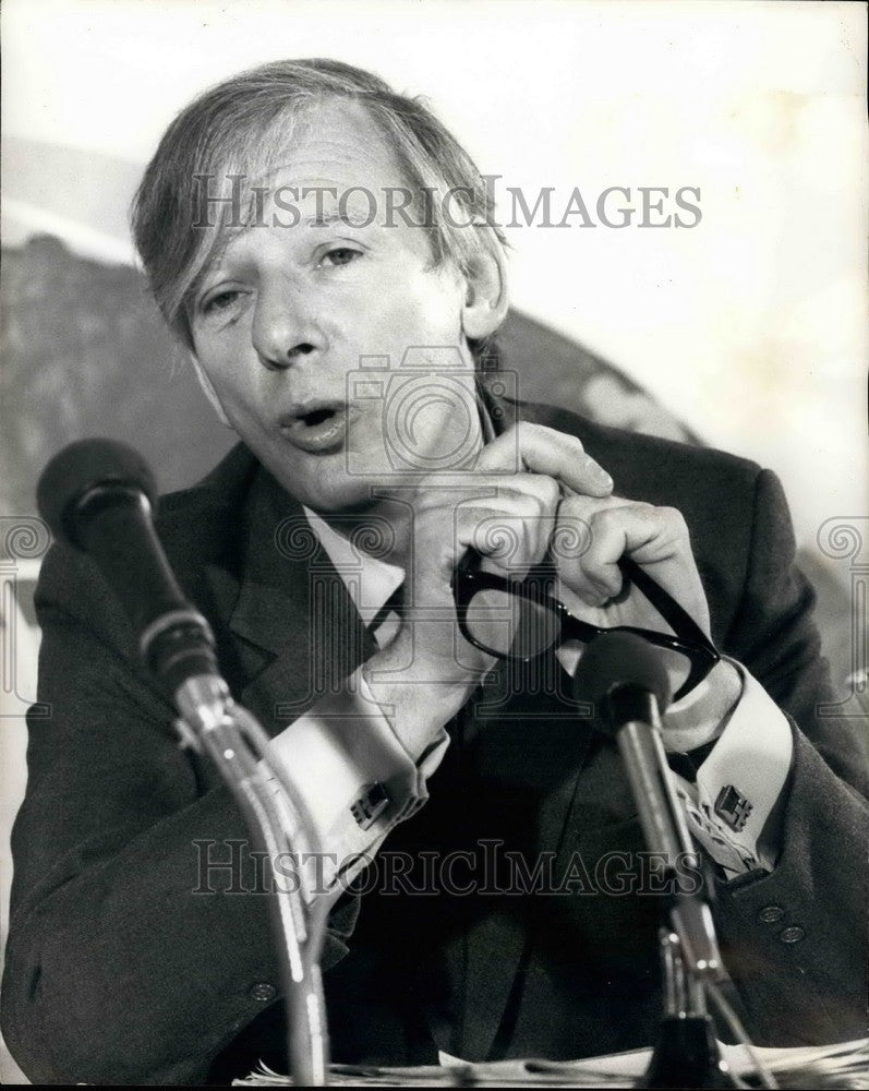 1975, Mr. Shore holds press conference - KSB38531 - Historic Images