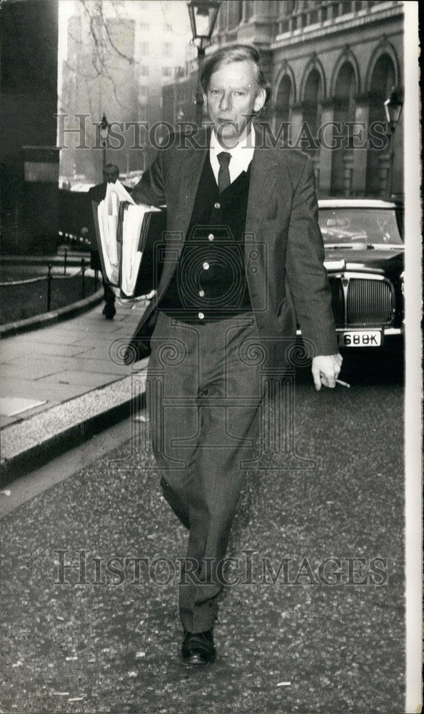 1975, Mr. Peter Shore arriving for Cabinet Meeting - KSB38655 - Historic Images