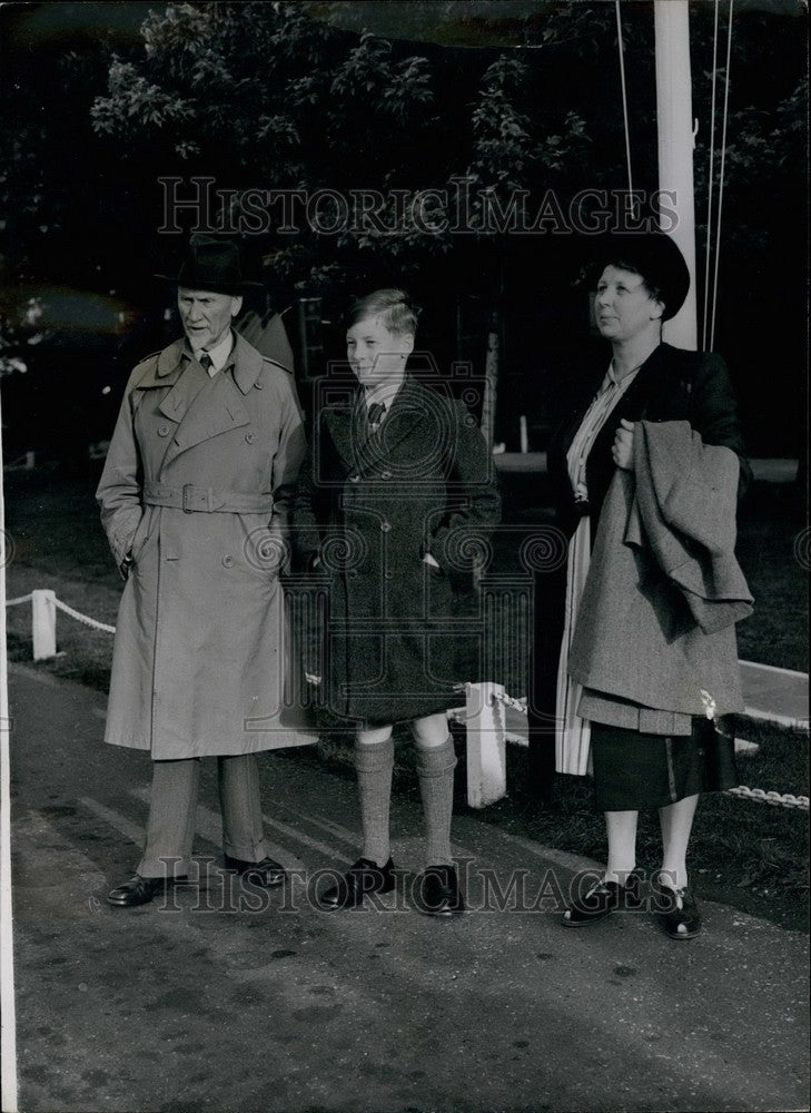 1948, General Smuts returns to South Africa with family - KSB38721 - Historic Images