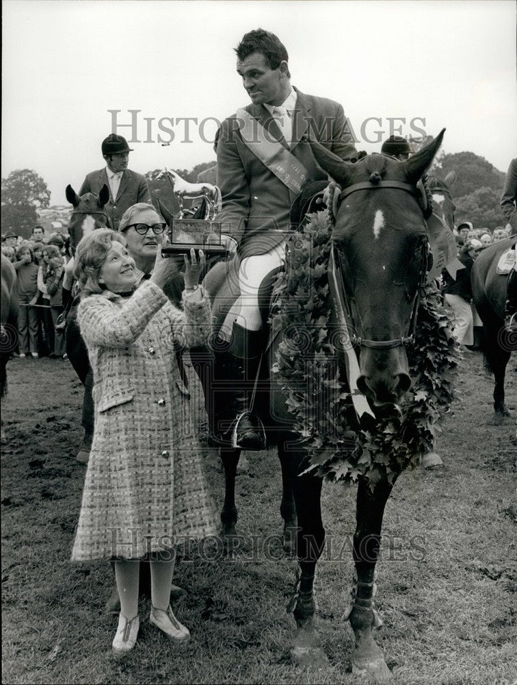 1971 Press Photo Harvey Smith ,British Jumping Derby &amp; Mrs. John Wilson - Historic Images