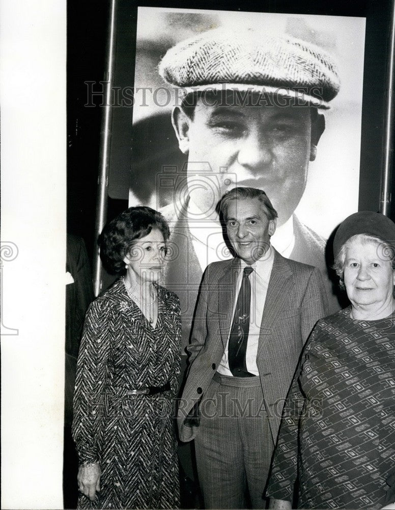 1981 Press Photo Publication of Mark Stephen&#39;s Biography of Ernest Bevin - Historic Images