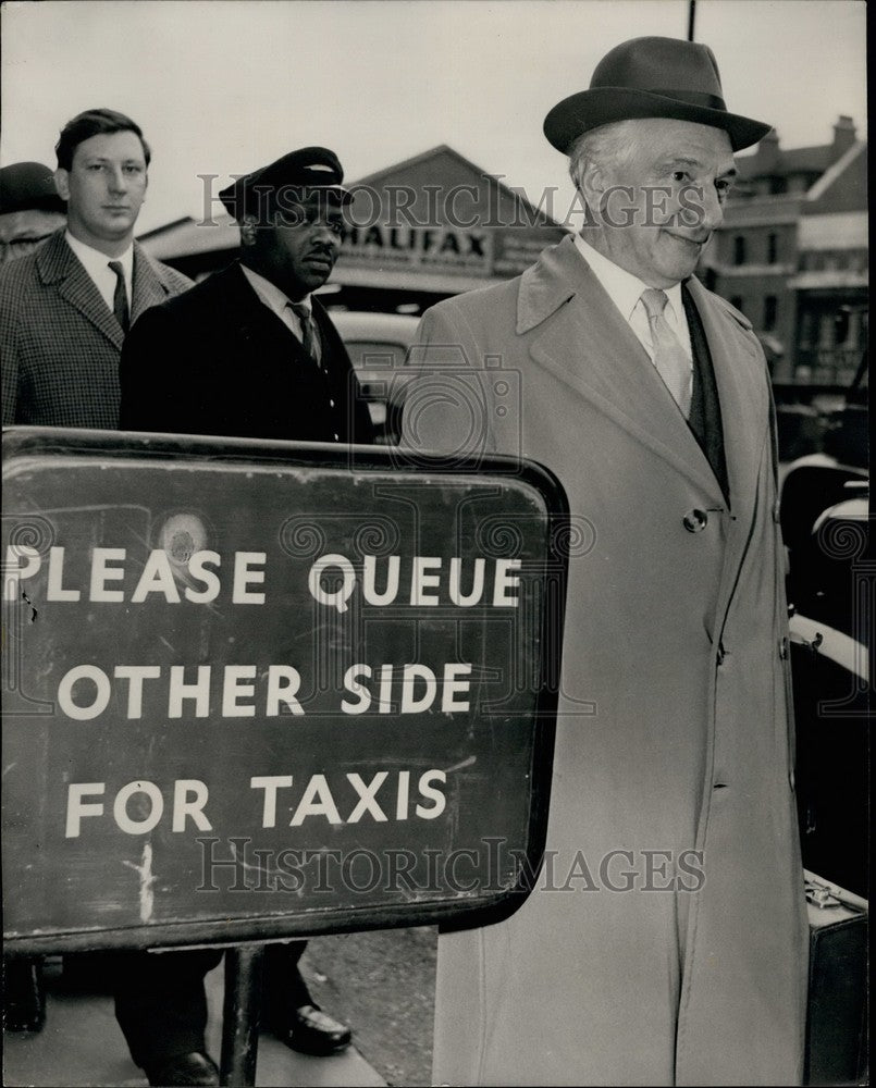 1965 Press Photo Mr. Ellis Smith, Labour M.P. leaves hospital to vote - Historic Images