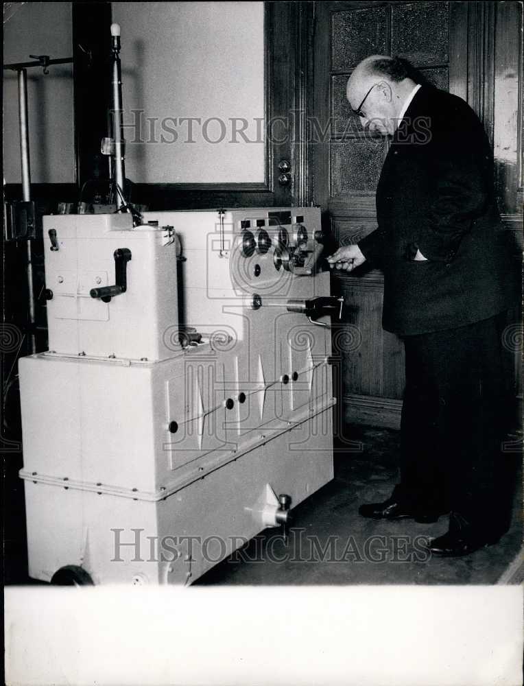 1951 Press Photo Dr. Bidou with His Potential Discovering Machine - Historic Images