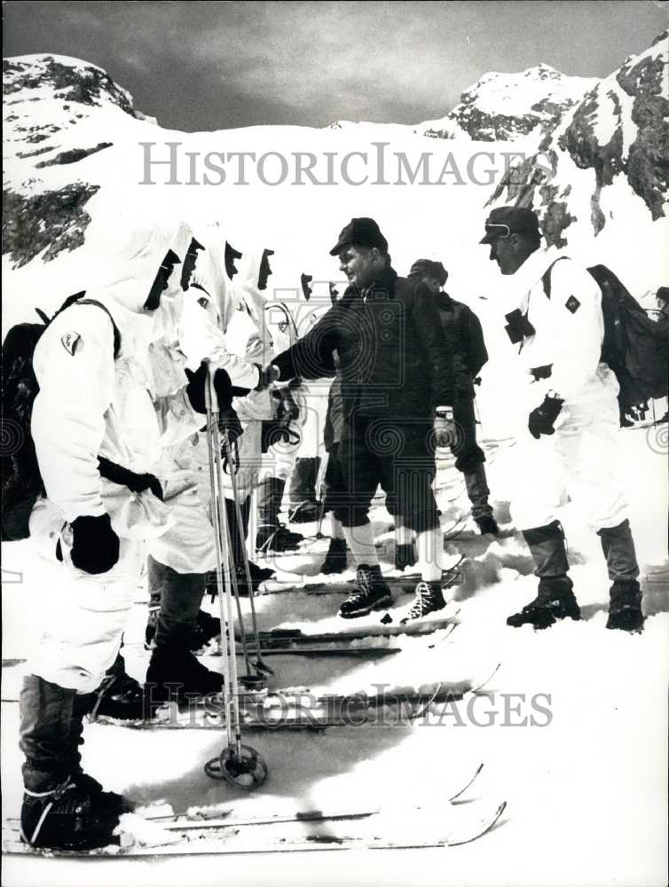 1975 Press Photo Secretary of Defense General Bigeard with 93rd Alpine Regiment-Historic Images