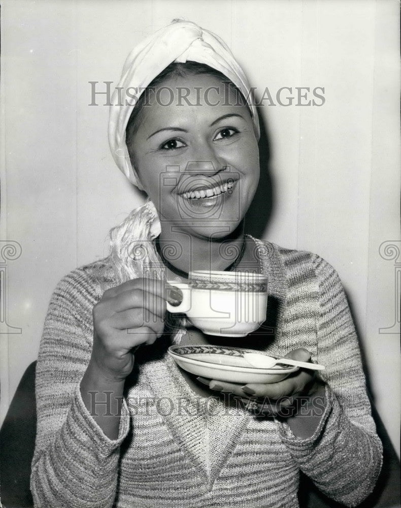 1975, Train Robber Ronald Bigg's girlfriend to speak with reporters - Historic Images