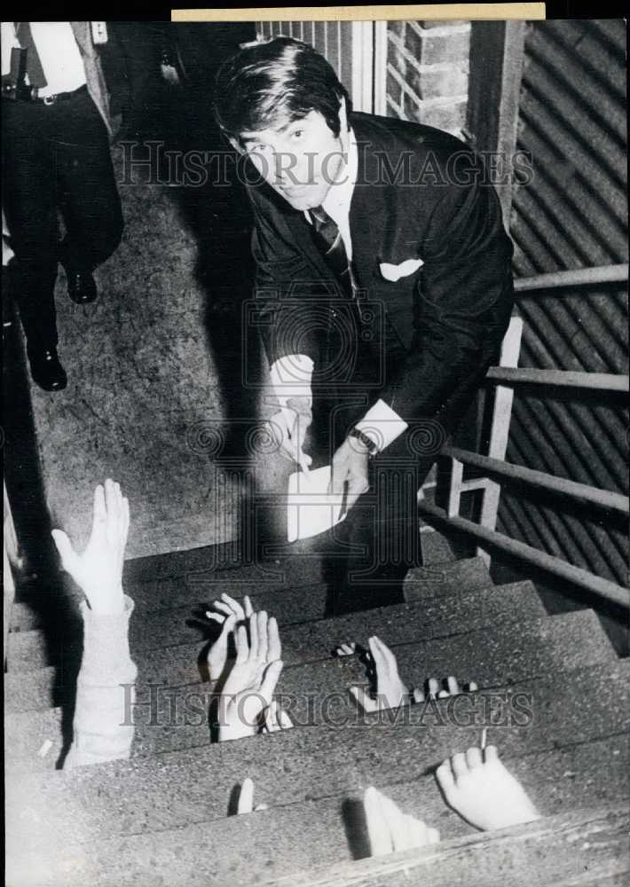 1968 Roy Black signing autographs  - Historic Images