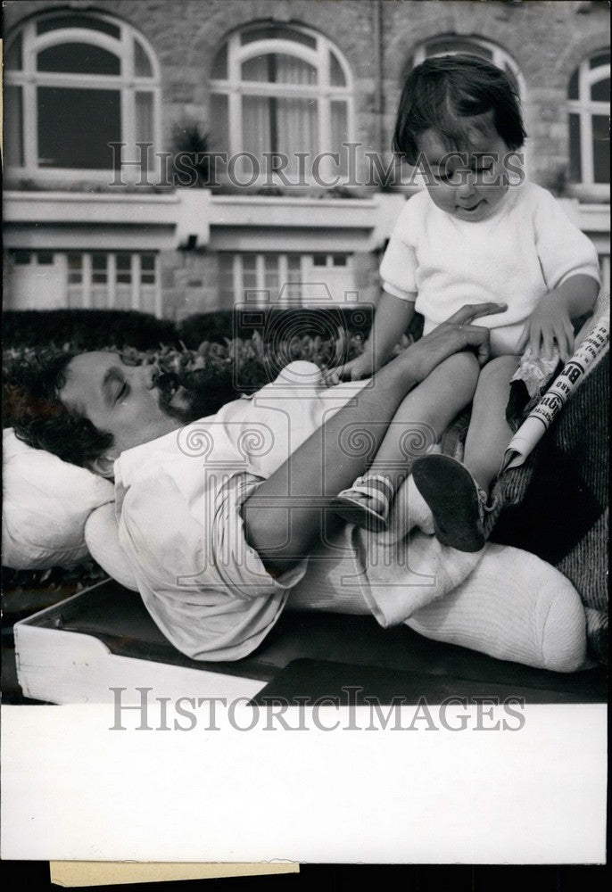 1954 Dr Alain Bombard and daughter - Historic Images