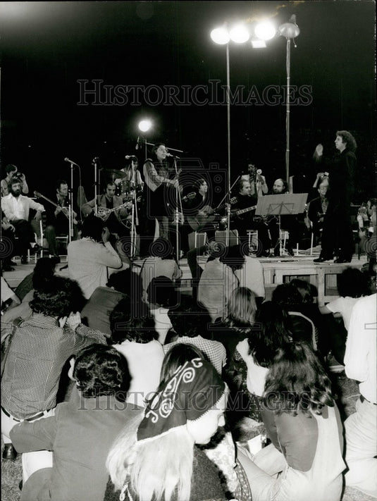 1974 Composer Mikis Theodorakis  & singer Faranduri. - Historic Images