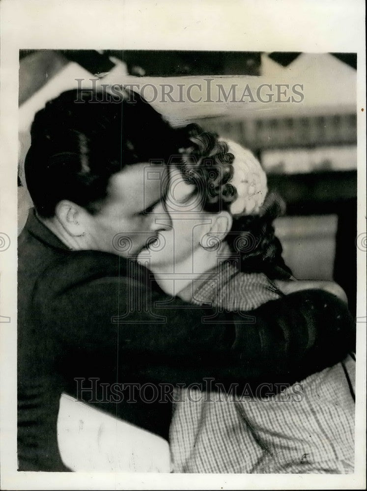 1955 Press Photo Czech Authorities release Phyllis Sispera, who returned to Lond - Historic Images