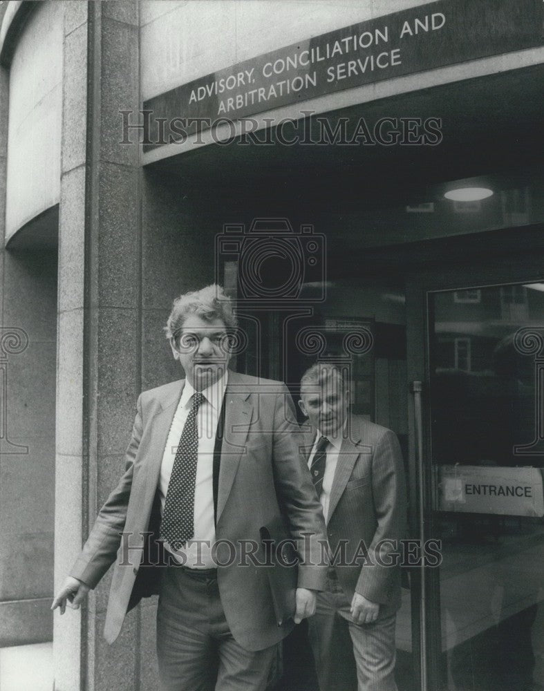 1980 Press Photo Hector Smith and Bill Sirs leaving the Union meeting - Historic Images