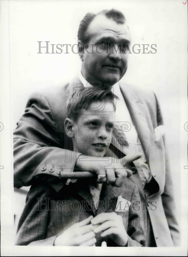 1957 Press Photo Comedian Red Skelton arrives in Copenhagen - KSB39729-Historic Images