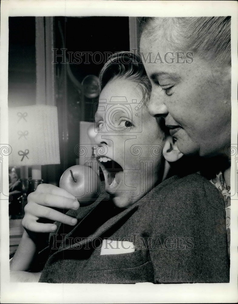 1951 Press Photo Red Skelton and Family arrive in London - KSB39743-Historic Images