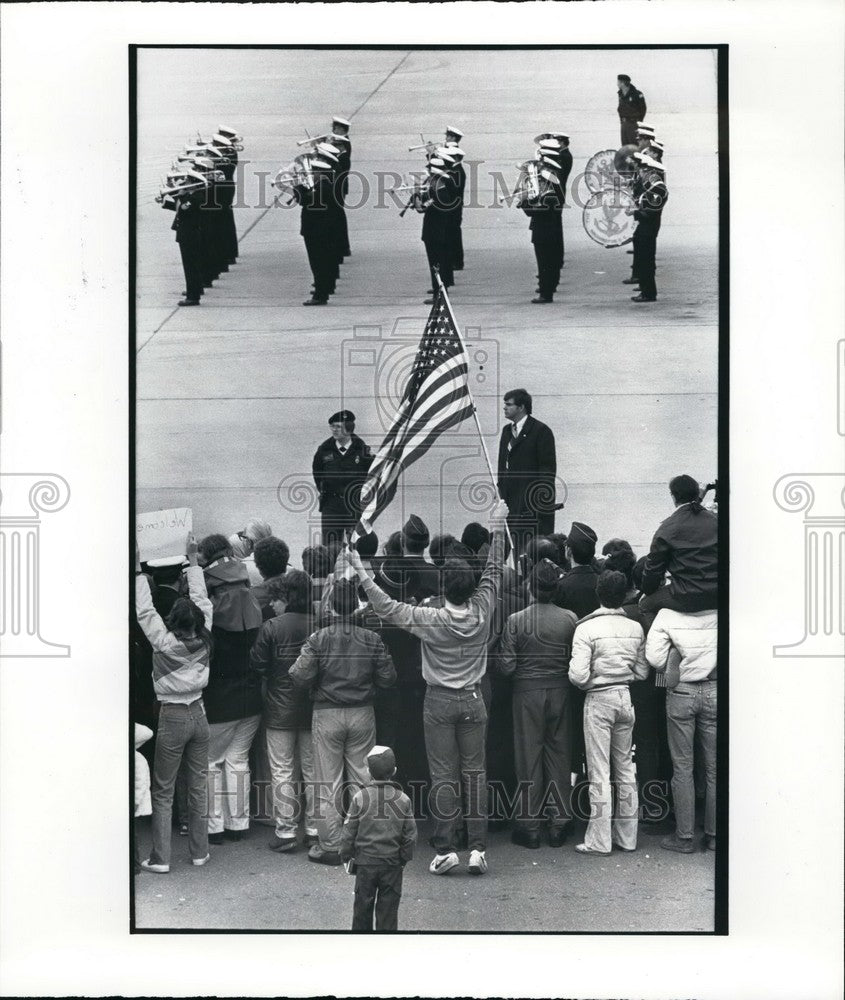 1981 Spectators Wave Flags As Place Carrying Hostages Touches Down - Historic Images