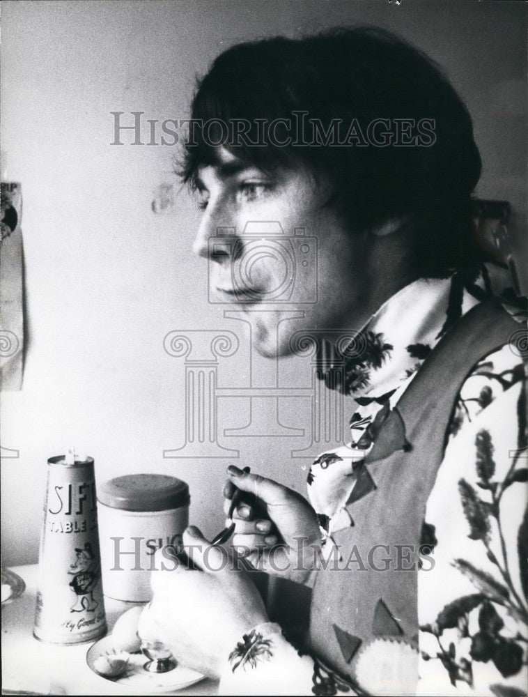 Press Photo Man Putting On Makeup - Historic Images