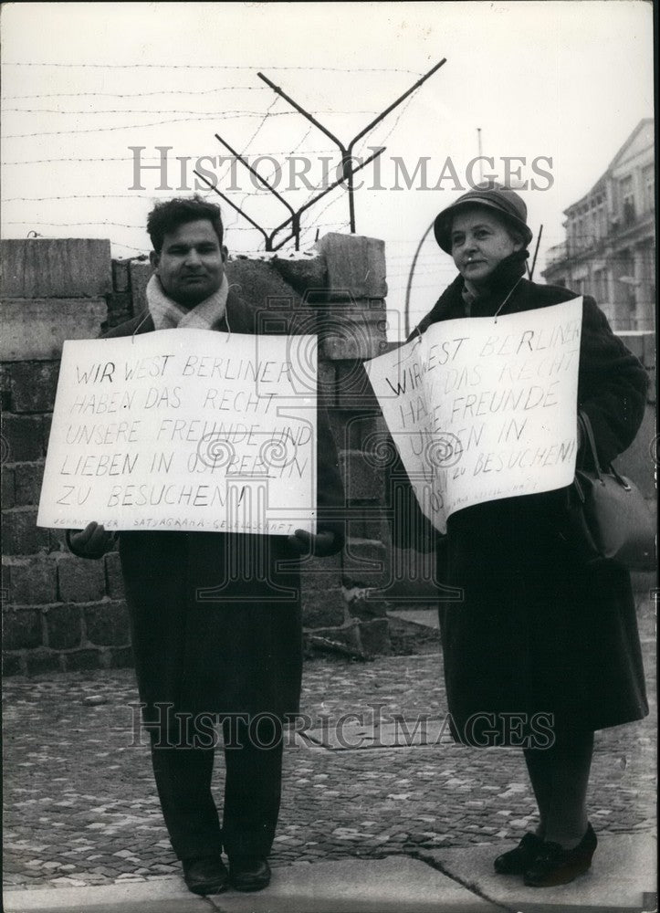 1962 Westberliner Nath Zutshi demonstrating for rights to see family - Historic Images