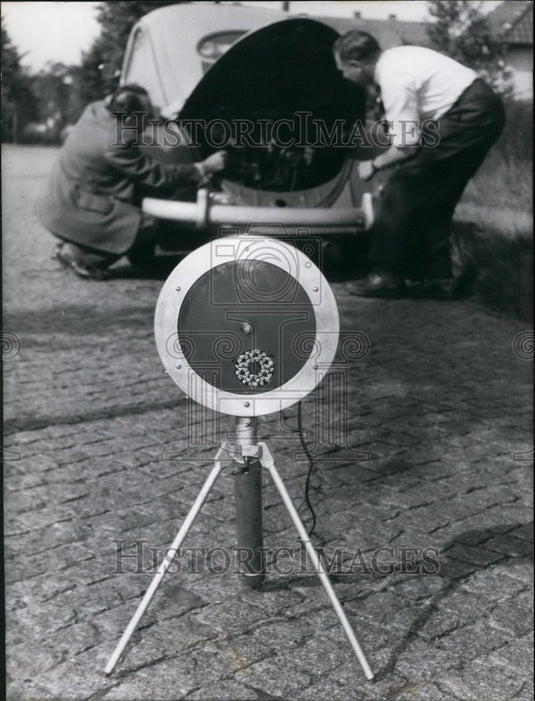 1956 Adolf Reinecke's rotary danger light demonstrated - Historic Images