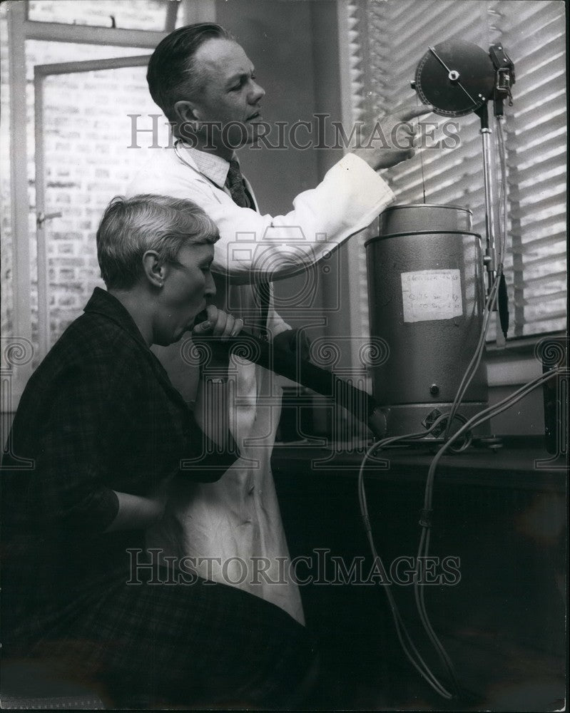 Press Photo Blowing Power Test Patient Smoked 45 Cigs A Day And Stopped Cold - Historic Images